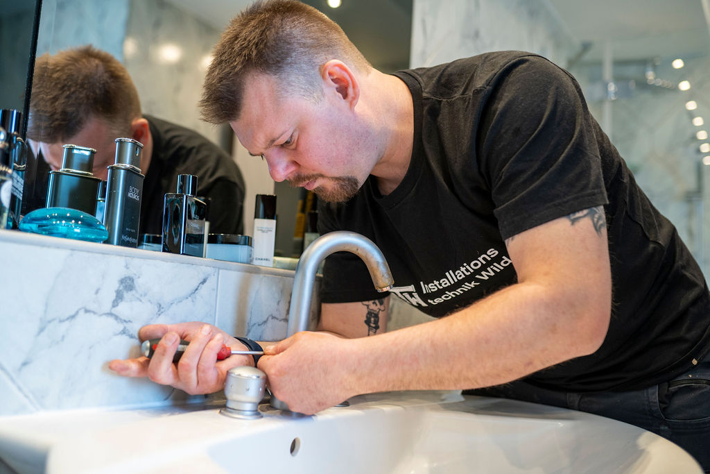 ITW - Christian Wild installiert ein Waschbecken