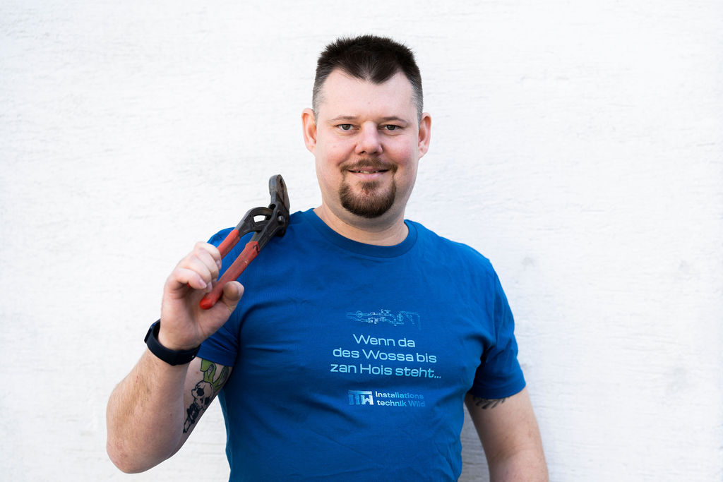 ITW - Portrait von Christian Wild mit Werkzeug in seiner Hand