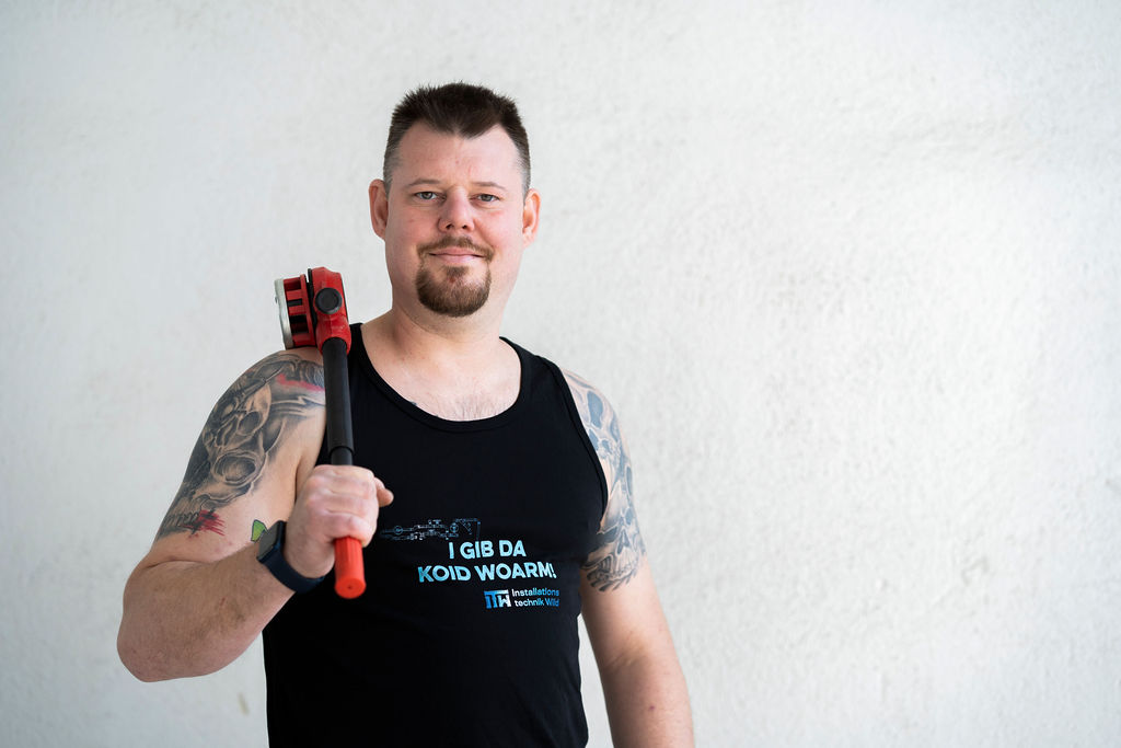 ITW - Portrait von Christian Wild mit Werkzeug in seiner Hand